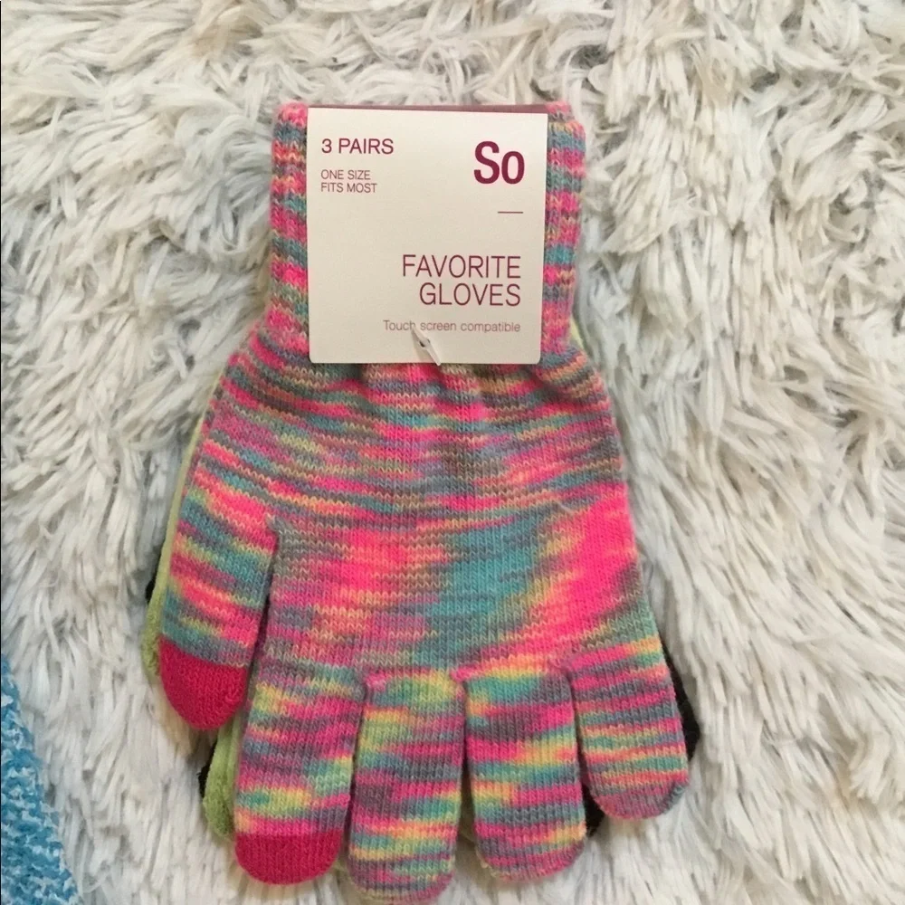 SO OSFM set 3 gloves & 2 pk fuzzy socks tye dye/blue